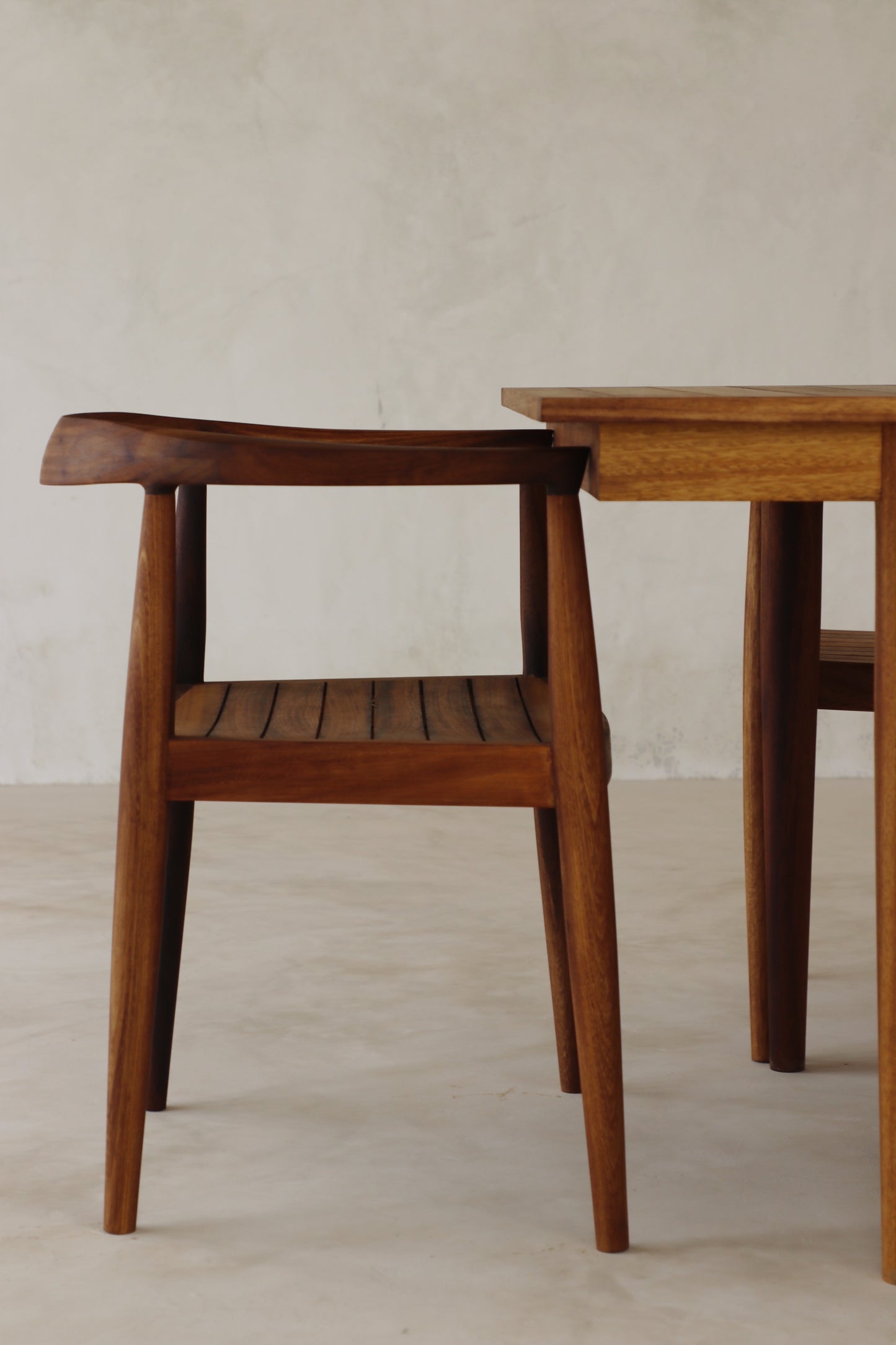 Pembe Dining Set